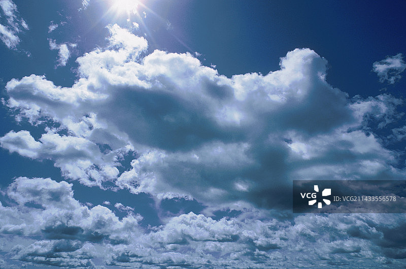 阳光照耀下的积云朵朵图片素材