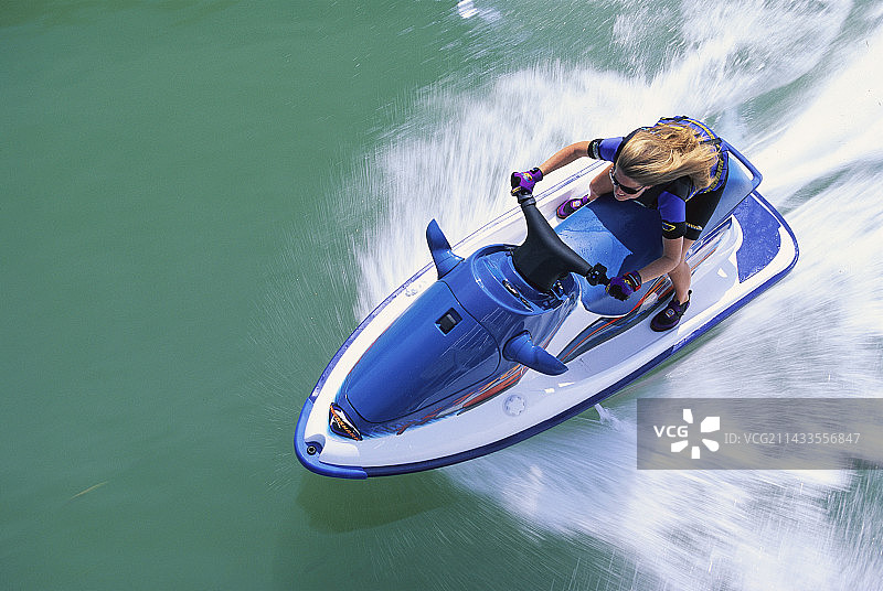 快速骑水上摩托艇的女人图片素材