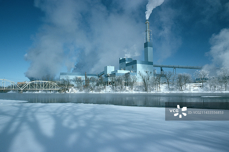 河面冰景与工业建筑图片素材