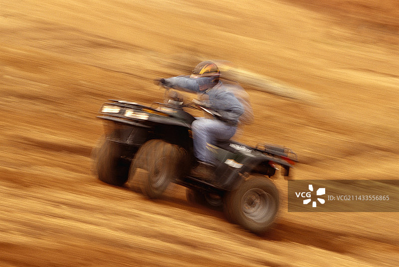 驾驶全地形车穿越泥地图片素材