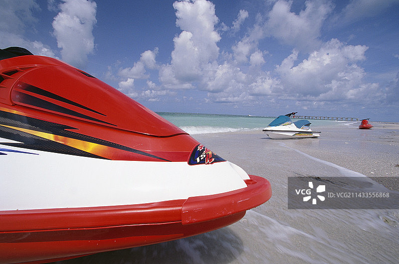 海滩上的水上摩托艇图片素材
