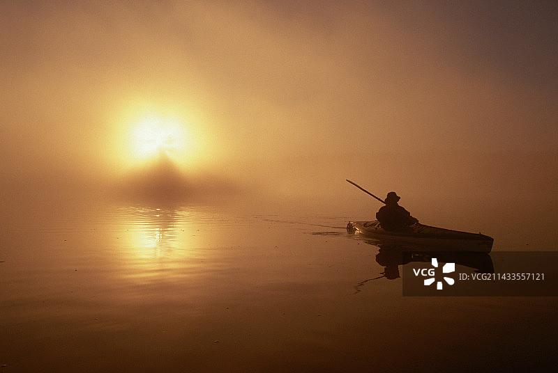 两岛湖上的晨雾和皮划艇图片素材