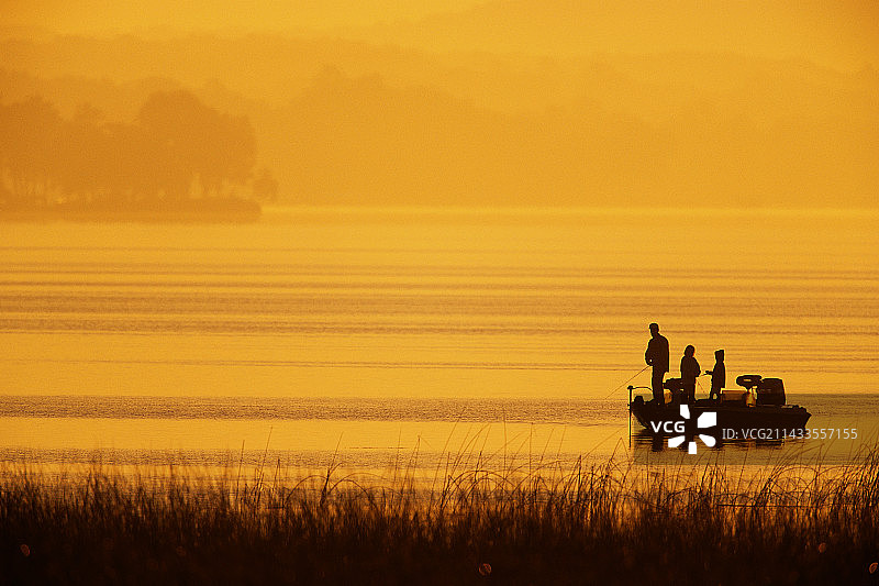 在底特律湖上钓鱼图片素材