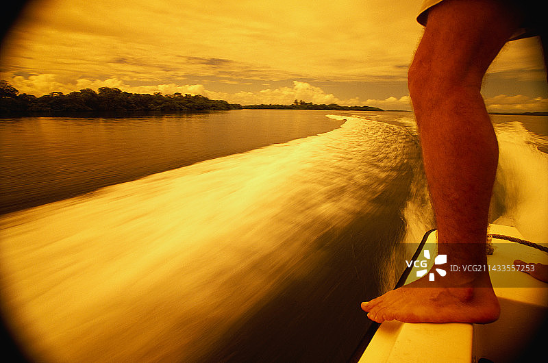 高速摩托艇的尾迹图片素材