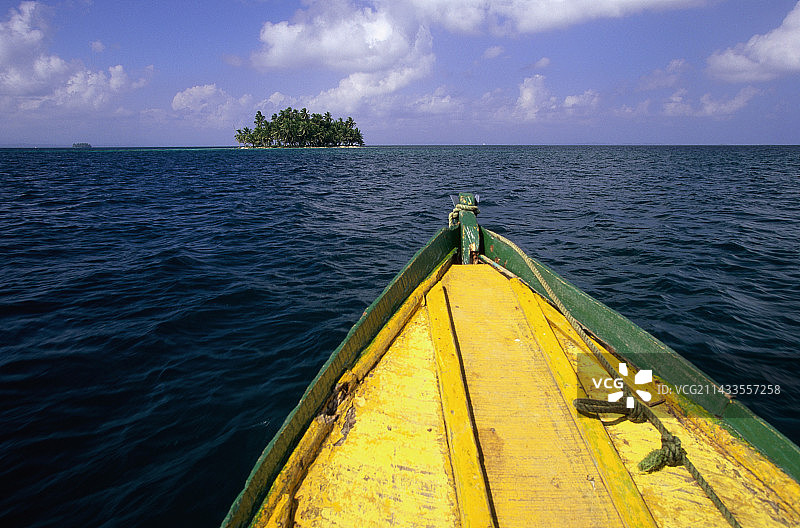 加勒比海上的漂流船图片素材