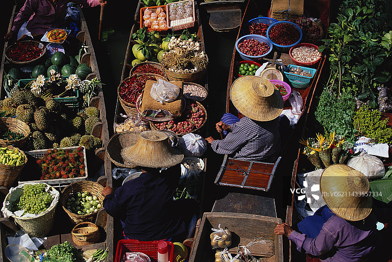 漂浮市场满载蔬菜的船只图片素材