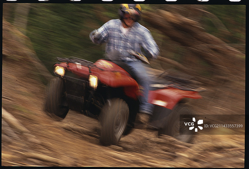 驾驶全地形车越过原木图片素材