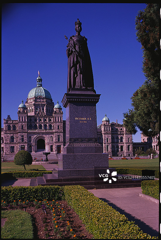 维多利亚立法大楼前的维多利亚女王雕像图片素材