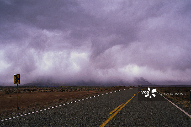 莫哈韦沙漠中的高速公路图片素材