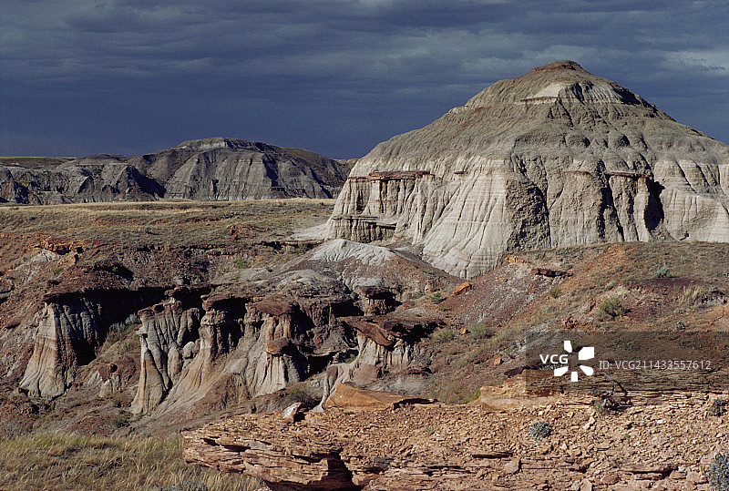 艾伯塔省恐龙省立公园的岩石山图片素材