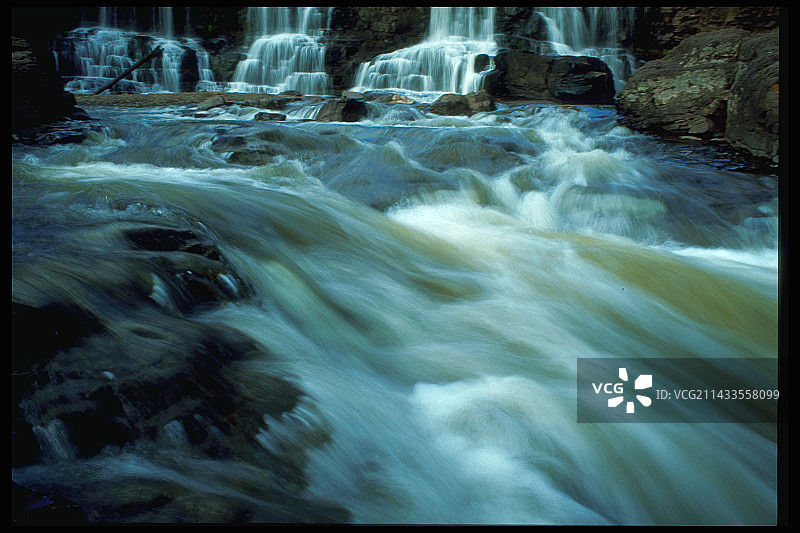 奔腾的河流与瀑布图片素材