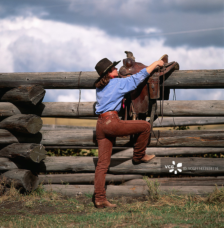 加拿大牧场的牛仔女郎图片素材