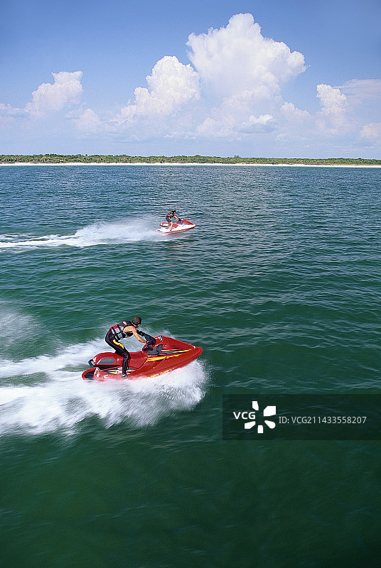 人们在竞速水上摩托图片素材