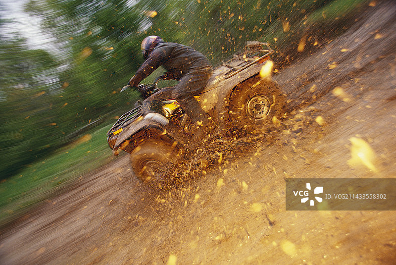 驾驶全地形车穿越泥泞图片素材