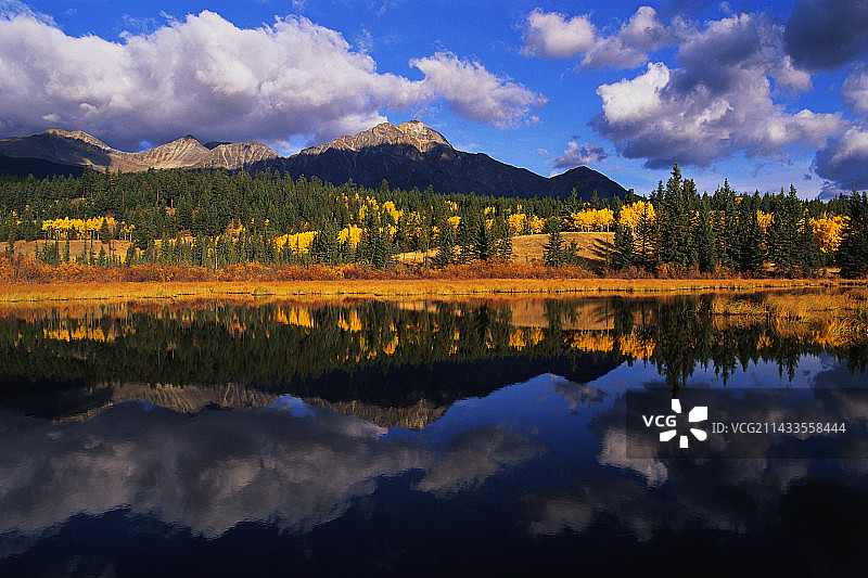 金字塔山和金字塔湖图片素材