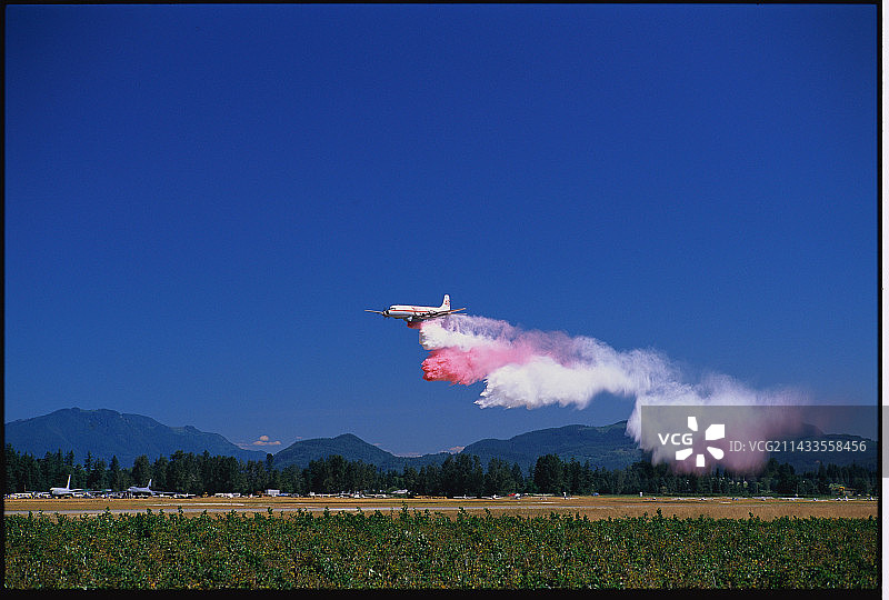 消防飞机投放阻燃剂图片素材