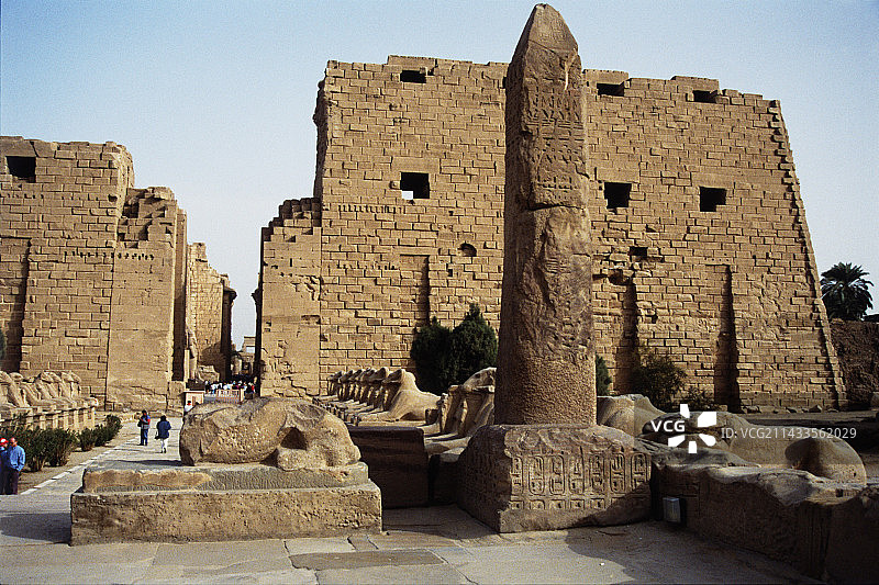 卡纳克阿蒙神庙：羊面狮身像大道和塞提二世方尖碑图片素材