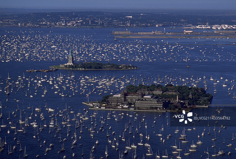 自由女神像100周年庆典期间的纽约湾和自由岛图片素材