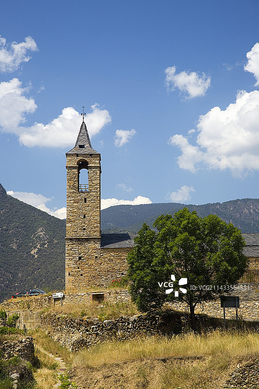 比利牛斯山脉的古老教堂图片素材
