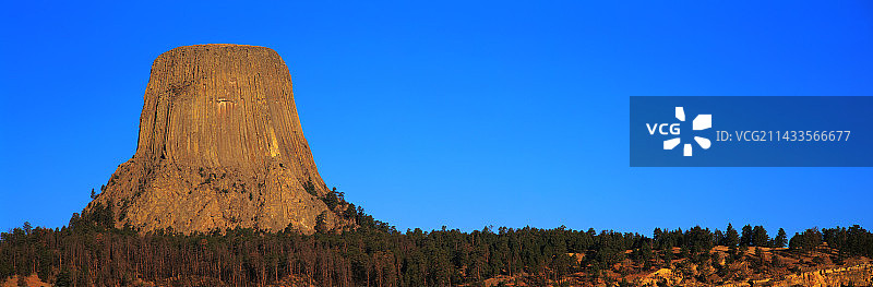 日出时分的魔鬼塔图片素材