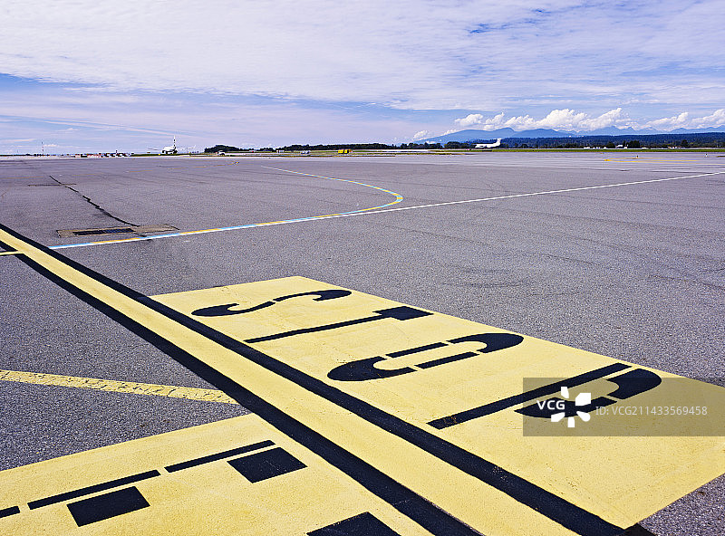 机场跑道上的鲜黄色停止标志图片素材