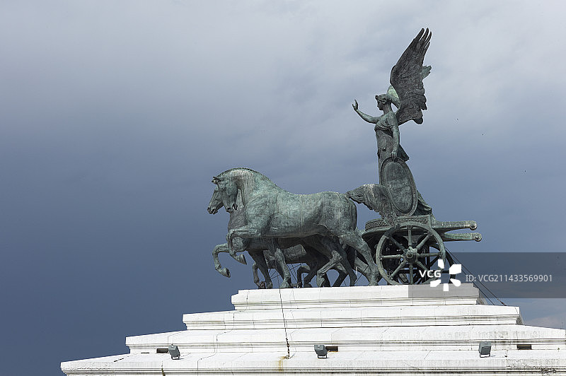 维托里奥·埃马努埃莱二世纪念碑上的胜利女神图片素材
