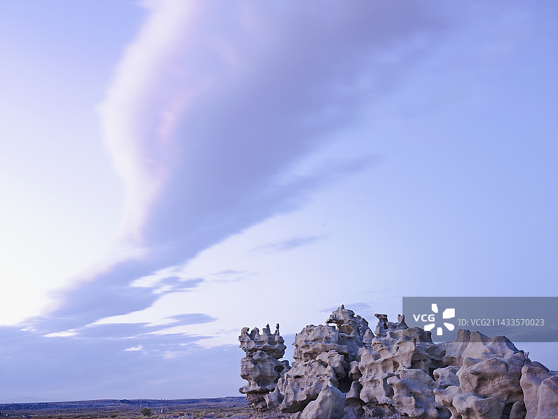 黎明时分沙漠中奇异的石头地貌图片素材