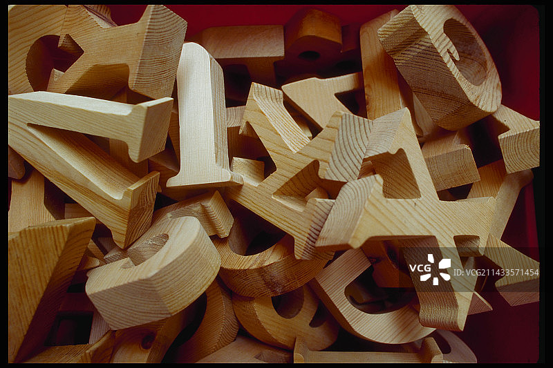 玩具店里的木制字母图片素材