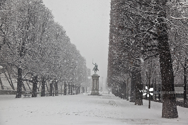 雪中的巴黎图片素材