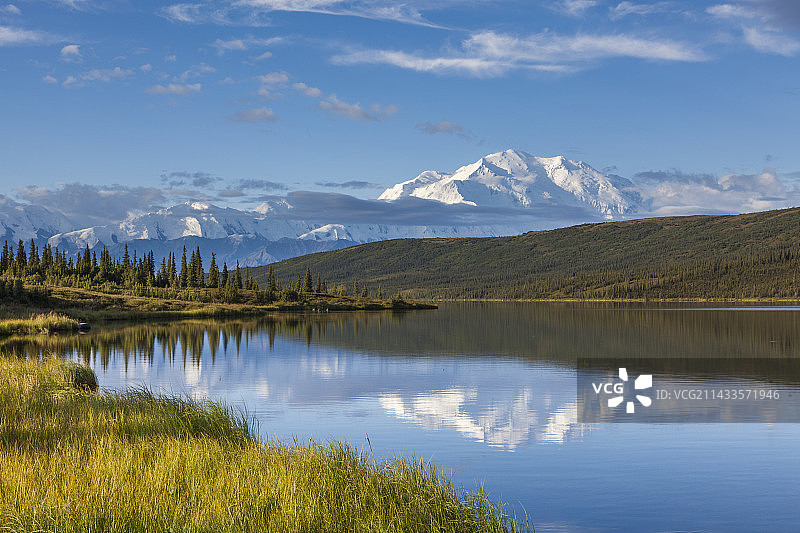 德纳里山在Wonder湖中的倒影图片素材