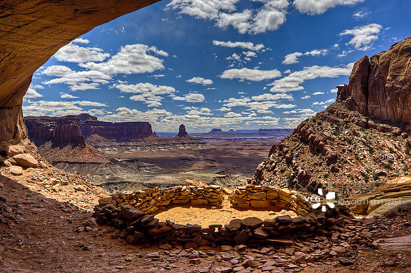 犹他州峡谷地国家公园的 False Kiva Anasazi 印第安遗址图片素材