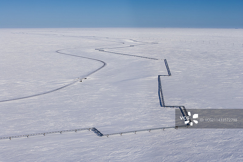 北极北部斜坡上的输油管道图片素材