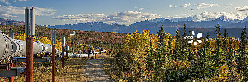 阿拉斯加山脉的输油管道图片素材
