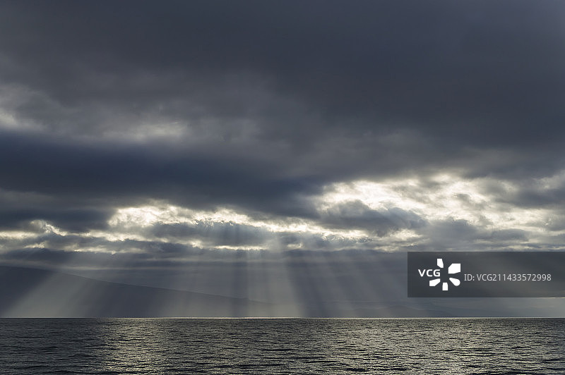 穿透云层的阳光图片素材