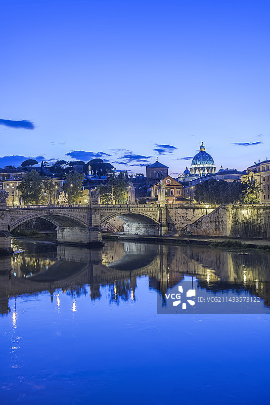 维托里奥·埃马努埃莱桥的暮色图片素材