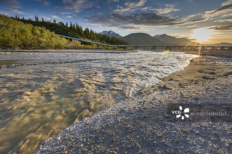 阿拉斯加输油管道穿越小磨坊溪图片素材