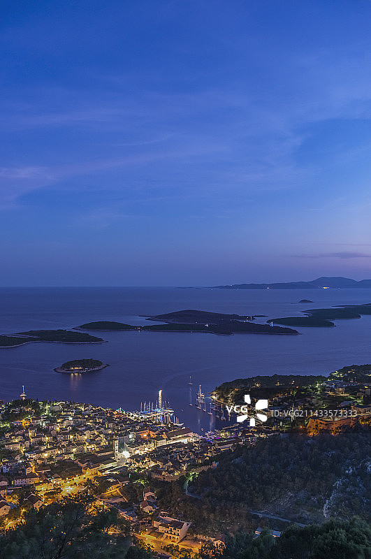 赫瓦尔镇和港口暮色图片素材