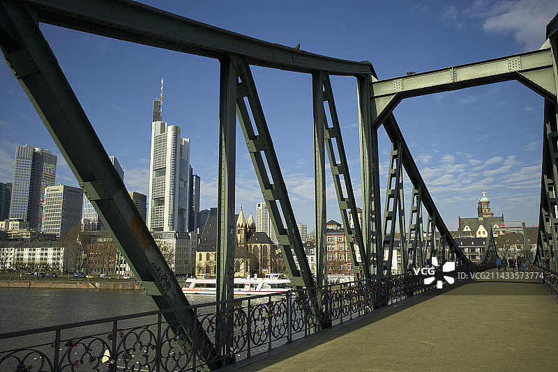 铁桥和河岸天际线景观图片素材