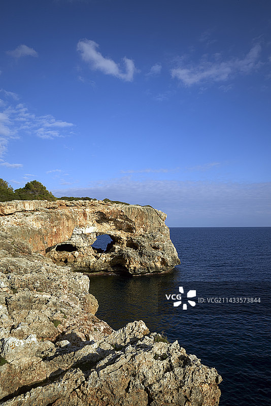 卡拉萨瑙的岩石海岸线图片素材