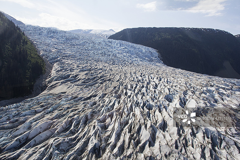 从空中俯瞰阿拉斯加州朱诺附近的门登霍尔冰川图片素材