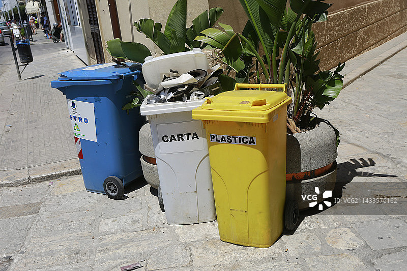 意大利波利尼亚诺-普利亚的各种回收垃圾桶图片素材