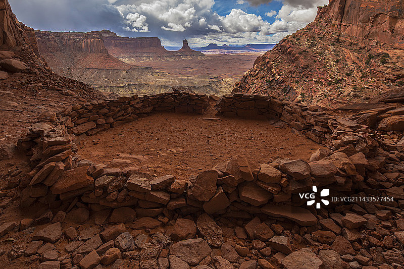 犹他州峡谷地国家公园的 False Kiva Anasazi 印第安遗址图片素材