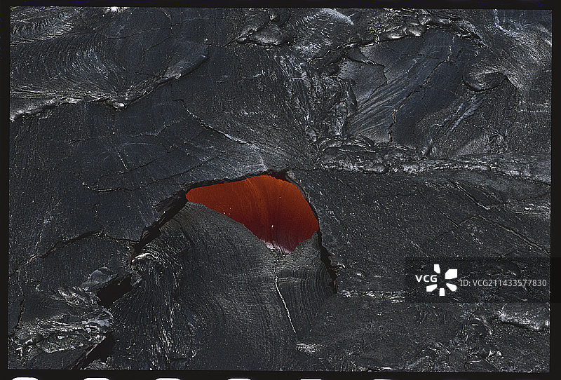 熔岩地壳下的熔融岩浆图片素材