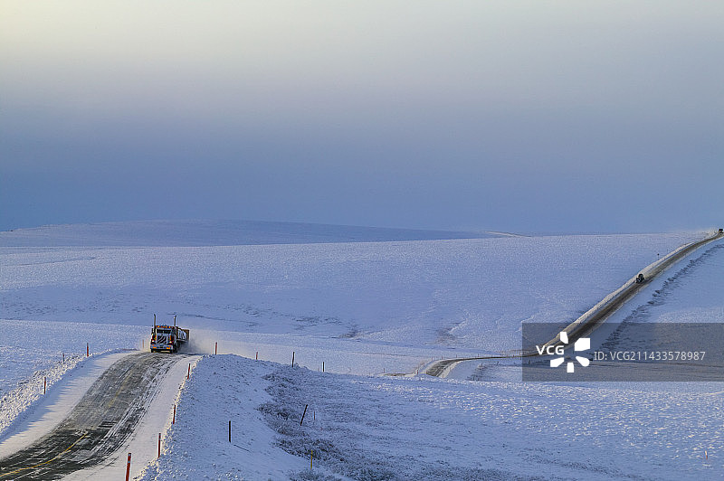 冬季行驶在运输道路上的半挂卡车图片素材