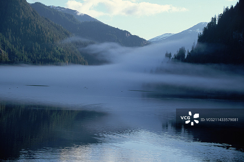 鲁迪亚德湾的晨雾图片素材