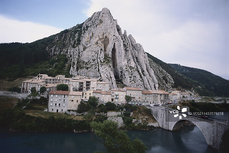 锡斯特龙房屋后面的山脉图片素材