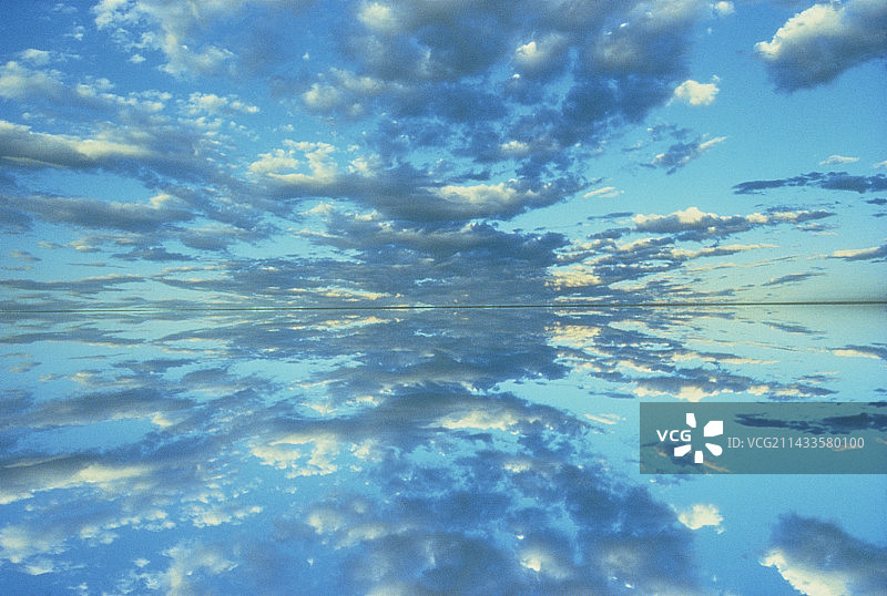 地平线上的水和天空图片素材