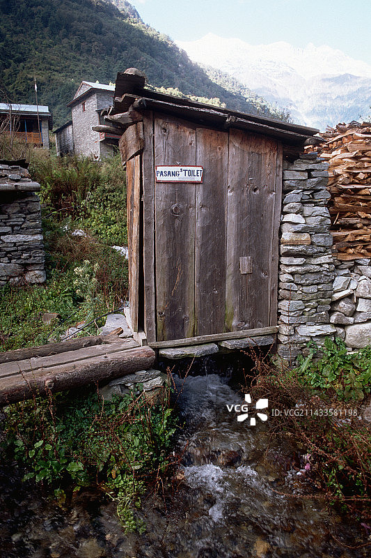 尼泊尔的溪流旱厕图片素材