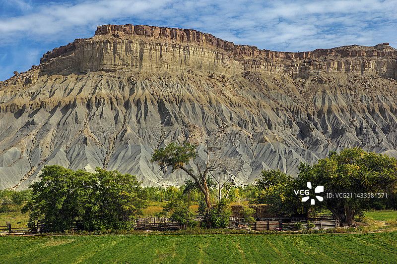 犹他州凯恩维尔牧场后的巨大孤山图片素材