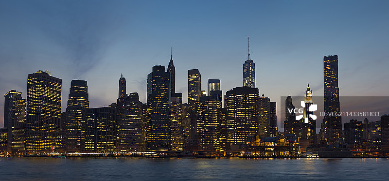 从布鲁克林拍摄的纽约市天际线全景图片素材